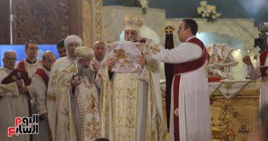 قداس القيامة من قلب العباسية.. البابا تواضروس الثانى يقود احتفالا مهيبا يجسد الإيمان والوحدة الوطنية.. يبعث رسائل امتنان للقيادة السياسية ويرسل تحية لأقباط المهجر.. والفرحة تملأ الكاتدرائية فى أجواء ا