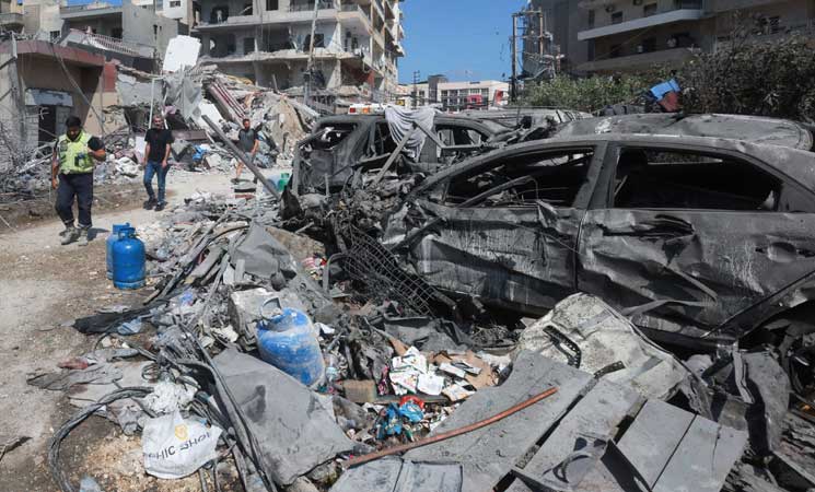لبنان.. استشهاد 8 أشخاص بغارات إسرائيلية رغم حديث ترامب عن وقف النار