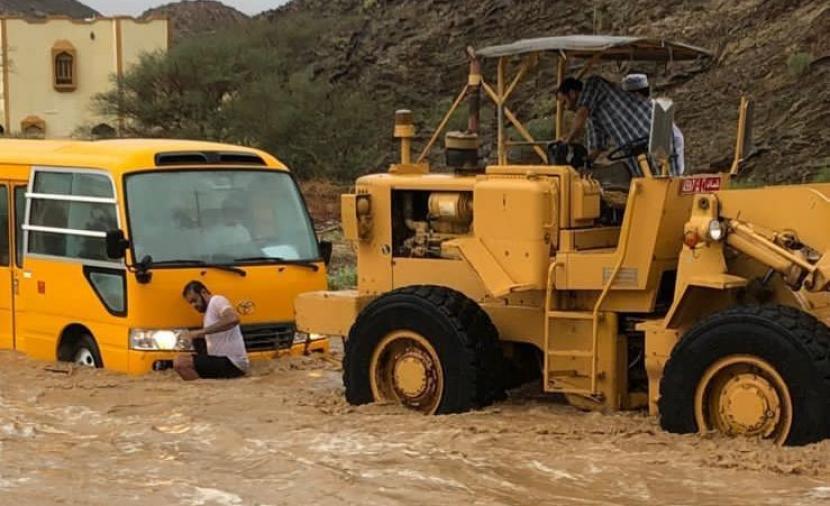 وفاة شخص في حادث انجراف 3 مركبات بوادي المعاول - صحيفة وهج الخليج الإلكترونية