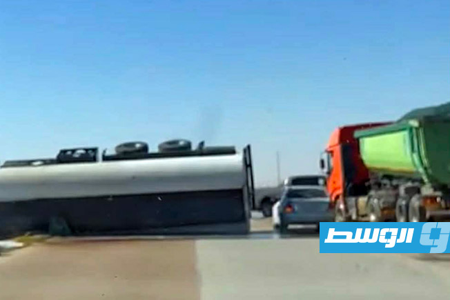 انقلاب شاحنة محملة بالوقود على الطريق السريع أجدابيا ـ بنغازي