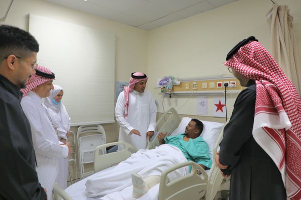 رئيس اتحاد السيارات يزور متطوع تعرض لاصابة بحلبة كورنيش جدة
