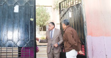 مدير تعليم الجيزة يشدد على تكثيف الإشراف ببوابات المدارس والفناءات