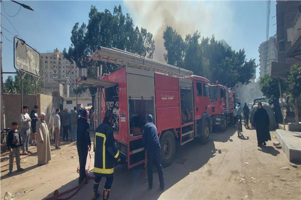 السيطرة على حريق هائل بمخازن مجلس مدينة بنها