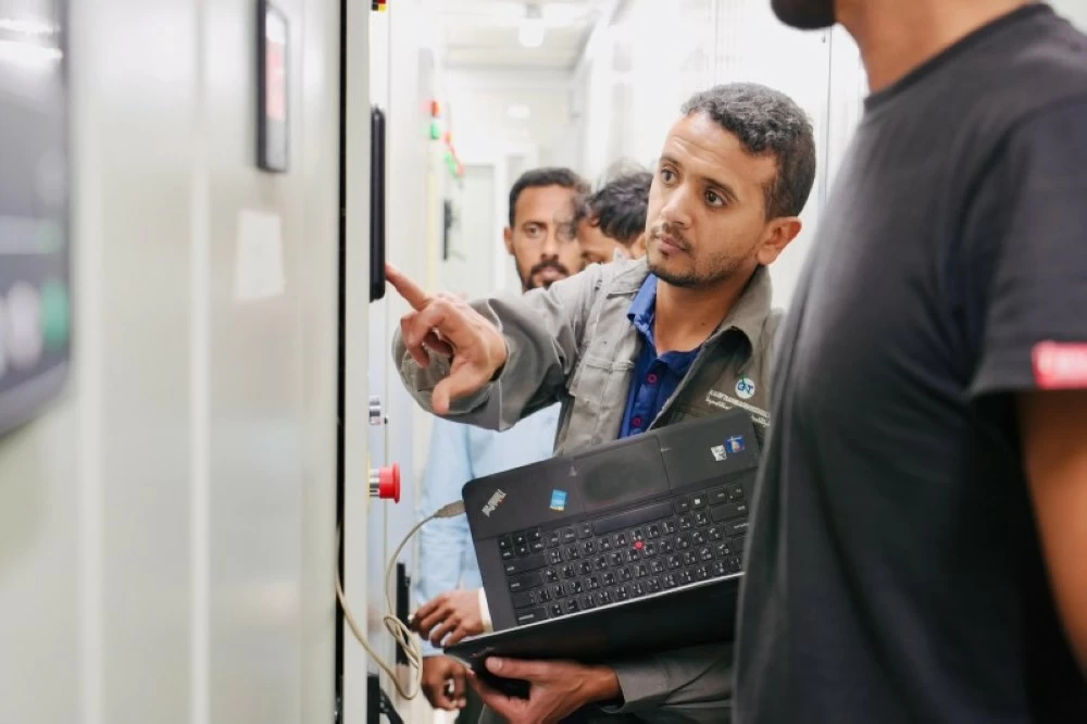 بعد إغلاق الشركة المشغلة للمحطة.. فريق فني سعودي يعيد الكهرباء إلى سقطرى