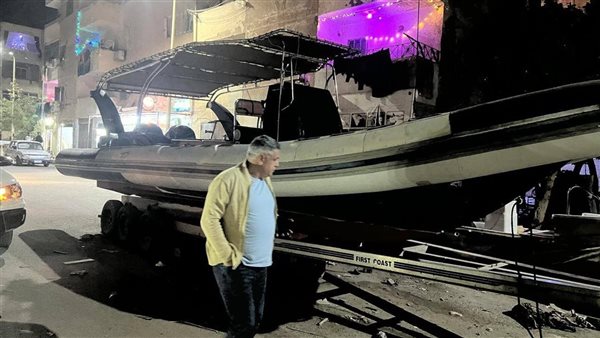 رئيس حي جنوب الغردقة يرفع مركبا مطاطيا كبير الحجم تسبب في إشغال الطريق بأبو النواس (صور)