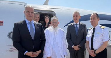 رئيس مصر للطيران يودع سلطان البهرة على متن رحلة متجهة إلى كينيا