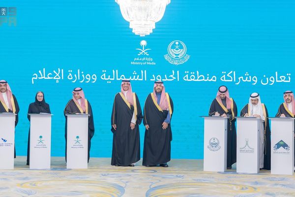 أمير الحدود الشمالية يستقبل نائب وزير الإعلام ويشهد توقيع مذكرات تعاون