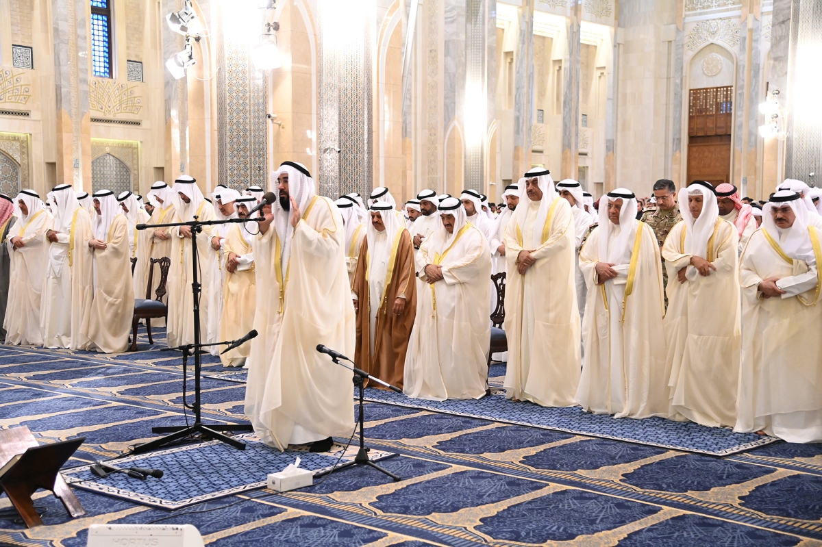 سمو ولي العهد يؤدي صلاة العيد في المسجد الكبير