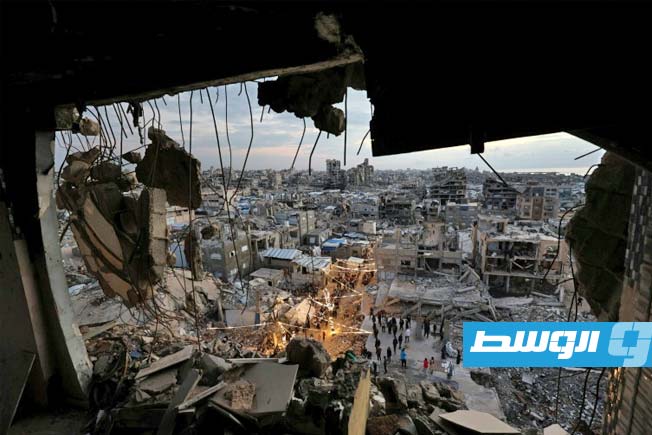 متطوعون غزيون ينتشلون ما تبقى من تراثهم المكتوب بين ركام الحرب