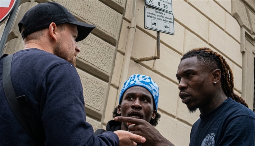 نجم فيورنتينا يفقد أعصابه ويهاجم "بلوغر" إيطالي أمام الكاميرات