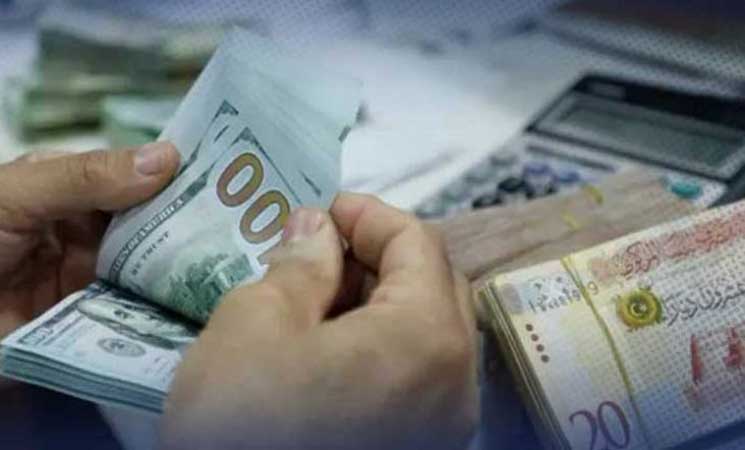 ليبيا.. الدولار يرتفع ويكسر حاجز الـ8 دنانير في السوق الموازية