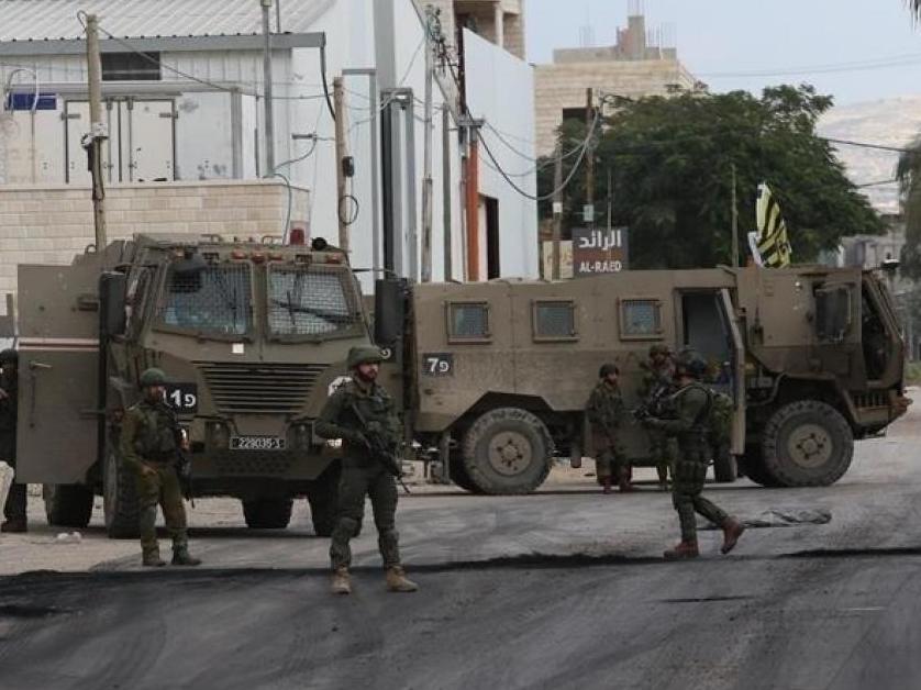 فلسطين : قوات الاحتلال الصهيوني تواصل اقتحام مدينة سلفيت إغلاق مداخلها بالسواتر الترابية