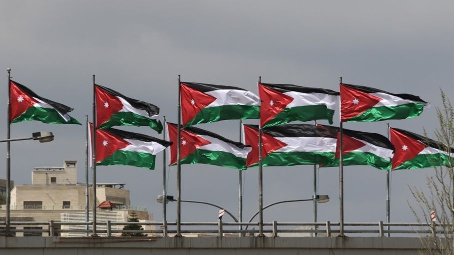 رئيس الوزراء يعمم برفع العلم الأردني على المؤسسات الرسمية