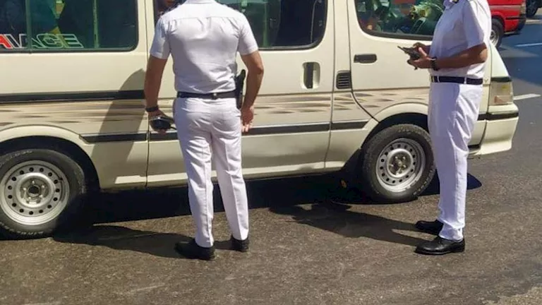ميكروباص مخالف.. ضبط سائق بلا رخصة محمل ركاب زيادة بالبحيرة