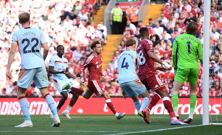 ليفربول يتعادل مع برينتفورد ويصعد لدوري الأبطال في ليلة وداع صلاح وروبرتسون
