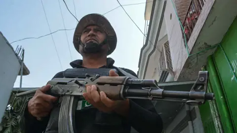 مقتل 12 شخصًا في هجوم بسيارة مفخخة شمال غربي باكستان
