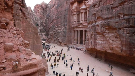 أكثر من 8 آلاف زائر للبترا خلال عطلة العيد