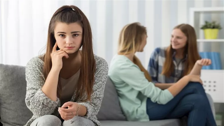 احذريها.. علامات خفية تكشف غيرة أقرب صديقاتك