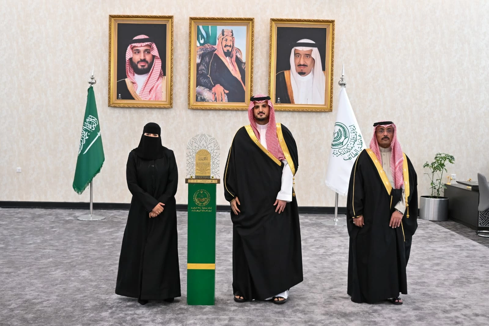 محافظ الطائف يكرم سناء الزهراني تقديراً لجهودها الإعلامية