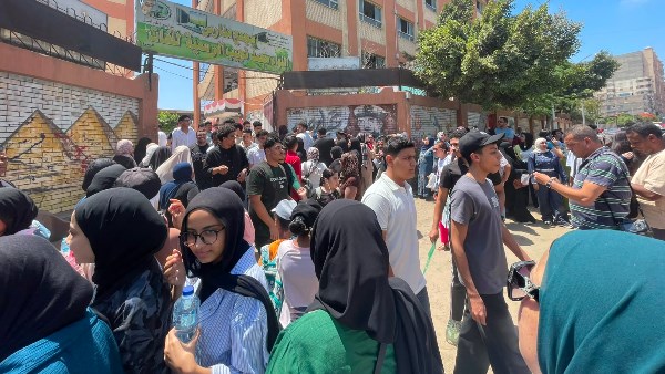فرحة طلاب الثانوية العامة بالإسكندرية بعد امتحان اللغة الأجنبية الأولى
