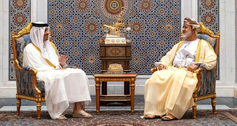 جلالة السلطان يتناول مع رئيس الوزراء القطري مسار المفاوضات الأميركية الإيرانية