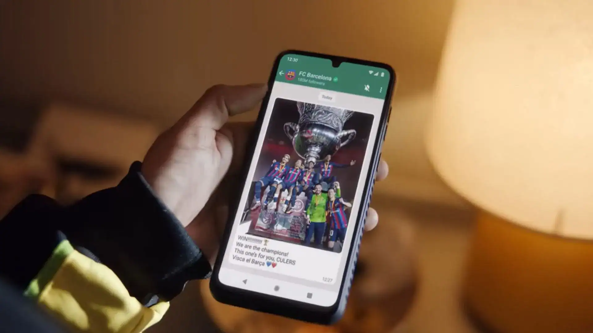 «واتساب» يختبر عرض تحديثات الحالة أعلى الدردشات