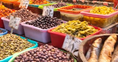 مهرجان الطرشى فى رمضان بالإسكندرية.. أنواع مختلفة وشهية لمحبى المخللات.. الباعة يتنافسون فى تزيينها.. الجوافة أغربها والباذنجان والبصل الأكثر شهرة.. والمواطنون: لا يمكن الاستغناء عنه رغم الإحساس بالعط
