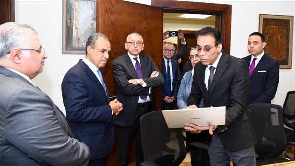 وزير الخارجية يتفقد خلية العمل المشكلة لمتابعة أوضاع الجاليات المصرية بالمنطقة