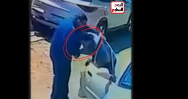 قبّل يد معلمه فى الشارع.. لقاء بالصدفة بعد سنوات أظهر الاحترام والتقدير
