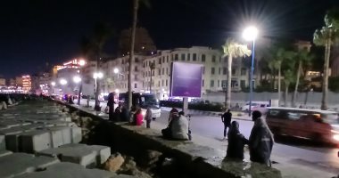 المواطنون يستمتعون بأجواء شم النسيم على كورنيش الإسكندرية
