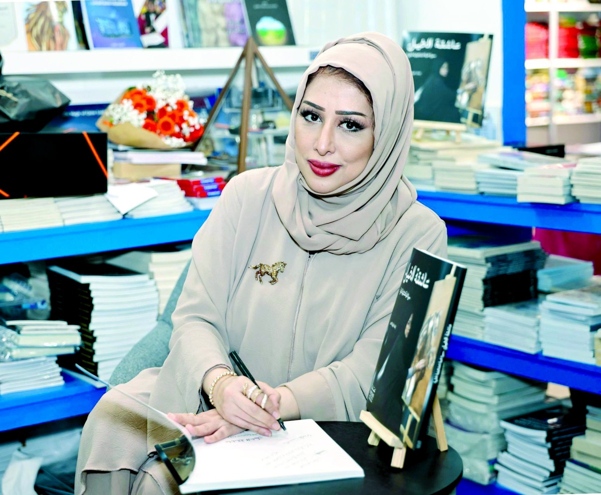 ‫ بعد إصدار كتاب «عاشقة الخيل» عن رحلتها الفنية.. إيمان الهيدوس: الخيل العربية الأصيلة صنعت هويتي الفنية
