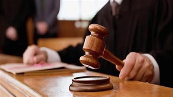 مسن يلقي بنفسه من محكمة طنطا بسبب النفقة.. والأمن يتدخل في الوقت المناسب