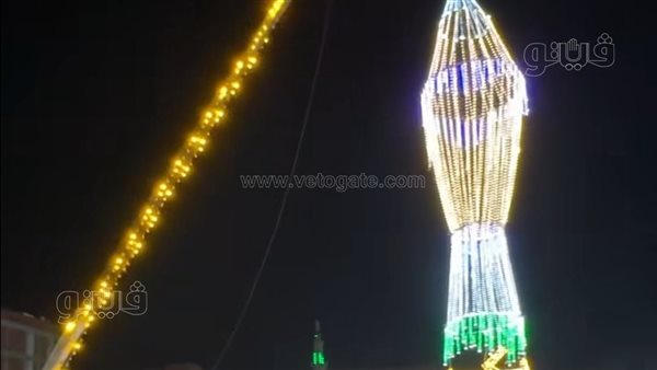 إبداعات زينة رمضان، رافعة تحمل فانوسا ضخما بطريق الإسماعيلية السويس (صور)