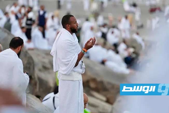 بالصور.. الحجاج يستقرون على جبل عرفات وسط أجواء إيمانية