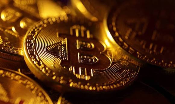 بيتكوين تقترب من 62 ألف دولار مدعومة بانتعاش واسع في سوق العملات الرقمية