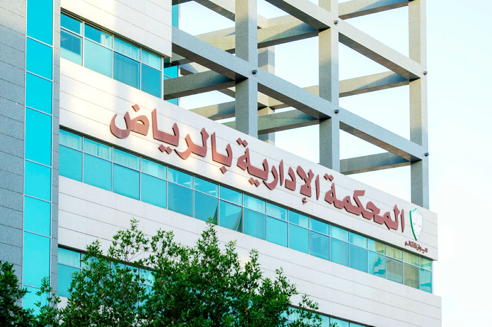 التوقيع على «الحضور والانصراف» بلا عمل ينهي خدمة موظف حكومي