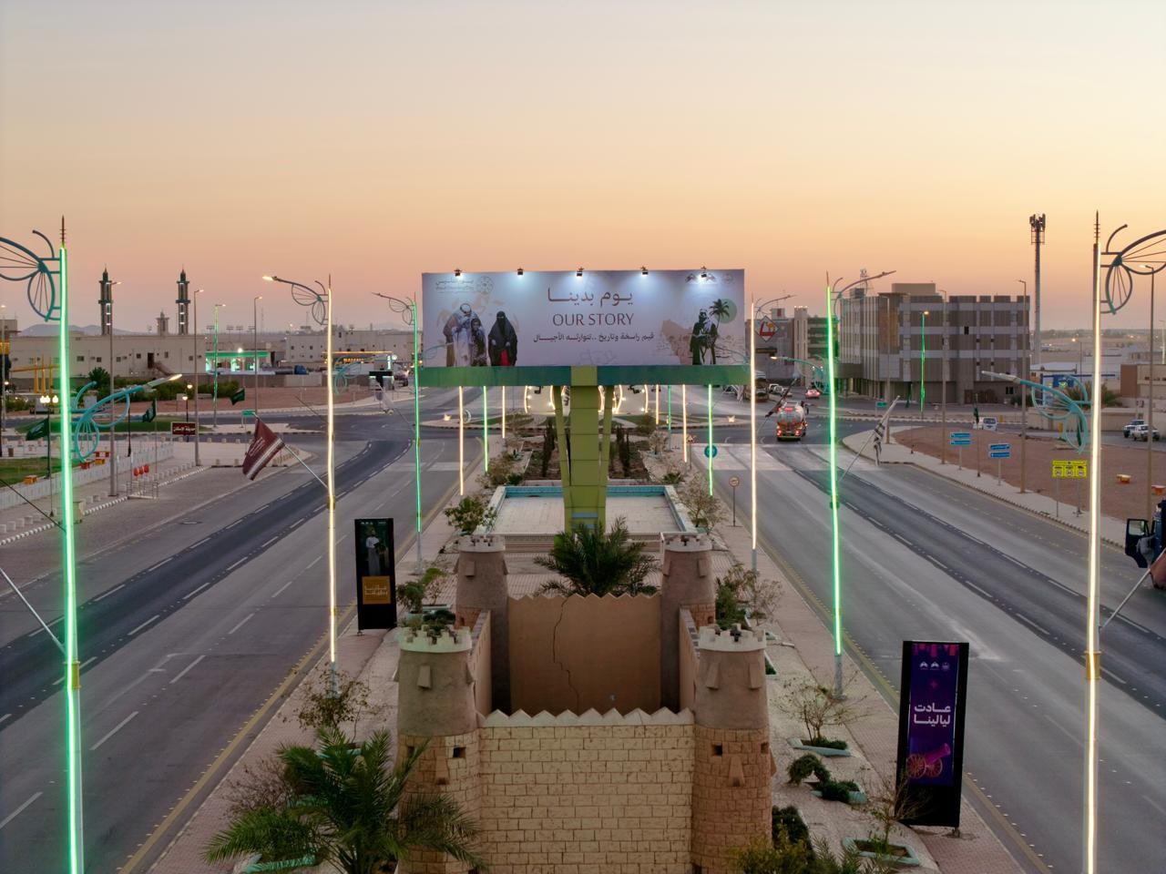 بالصور.. طريف تتزين باللون الأخضر والأعلام احتفاءً بيوم التأسيس