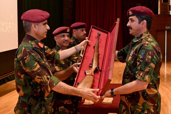 قائد الحرس السلطاني العُماني يكرّم فريق الحرس السلطاني العُماني للرماية