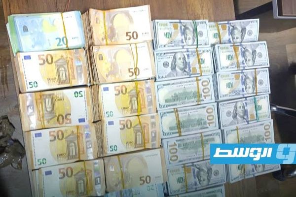 ضبط 500 ألف دولار و234 ألف يورو خلال محاولة تهريبها من تونس إلى ليبيا