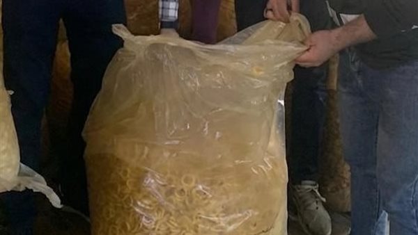 ضبط مصنع سناكس غير مرخص وكميات كبيرة من الأغذية الفاسدة بالغربية