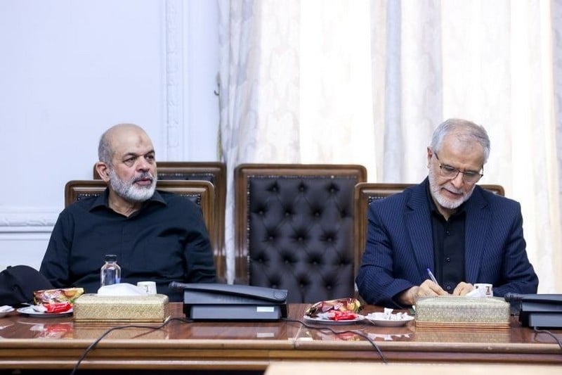 قائد الحرس الثوري يودع علي خامنئي