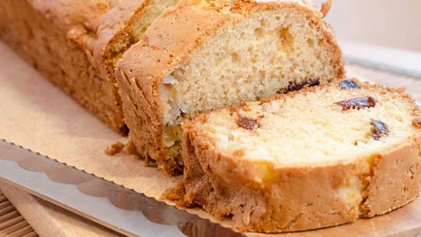 للفطار والعشاء والشاي.. طريقة عمل كيكة الزبيب الهشة
