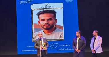 كامل الباشا يتسلم تكريم المخرج أحمد الدنف بافتتاح الإسكندرية للفيلم القصير