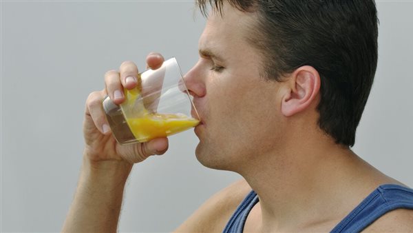 أخصائي تغذية يحذر من تناول البيض النيئ