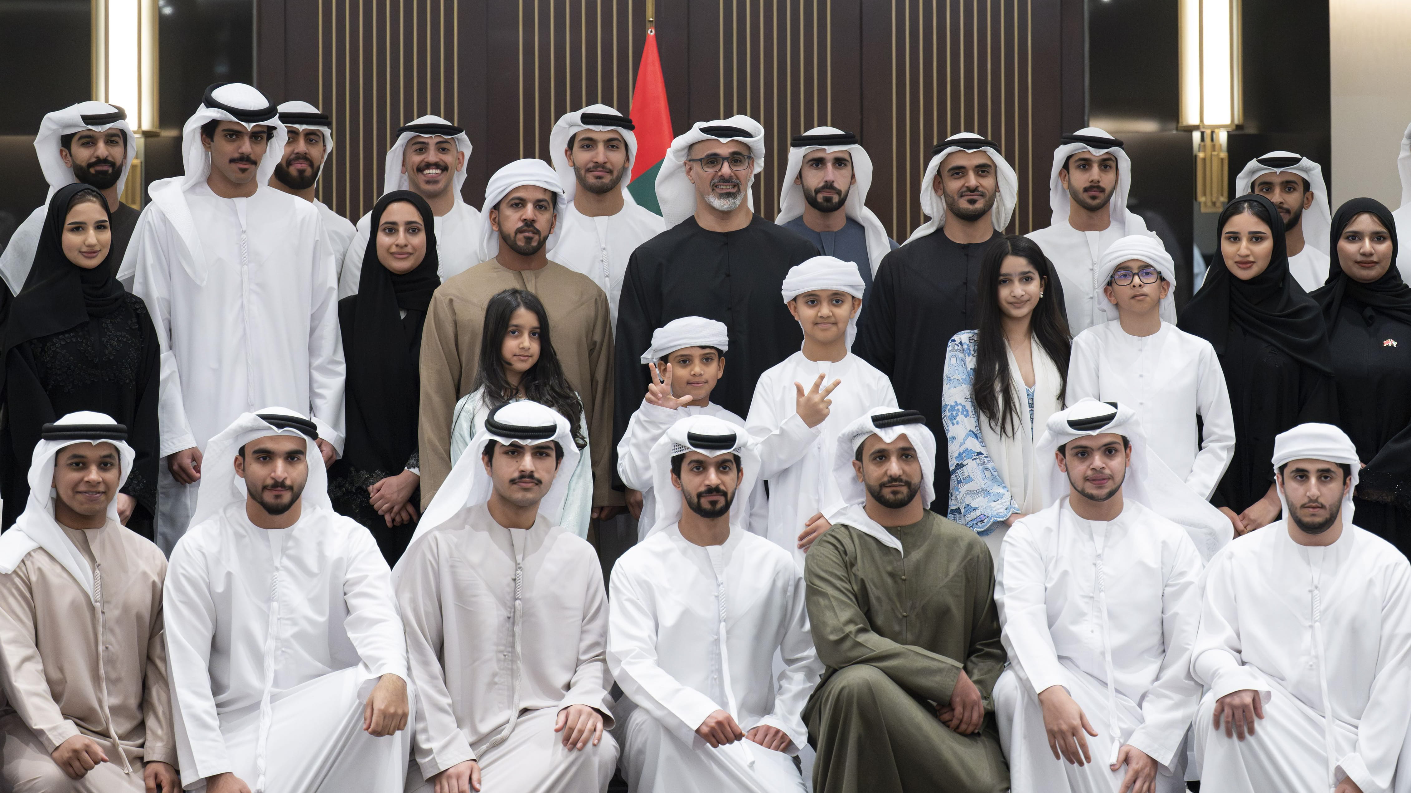 ولي عهد أبوظبي يلتقي طلبة الإمارات الدارسين في بكين