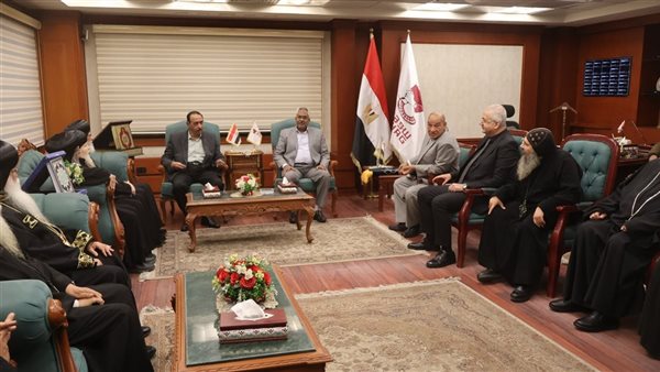 محافظ سوهاج يستقبل أصحاب النيافة الأساقفة والمطارنة لتقديم التهنئة