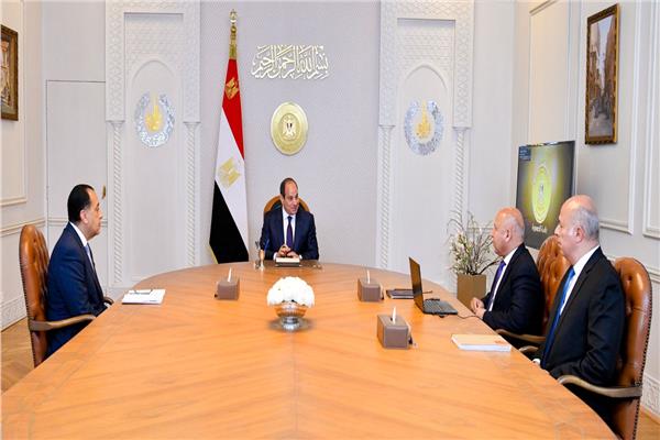 الرئيس السيسي يبحث مع مدبولي ووزير النقل المخطط العام لتطوير ميناء دمياط