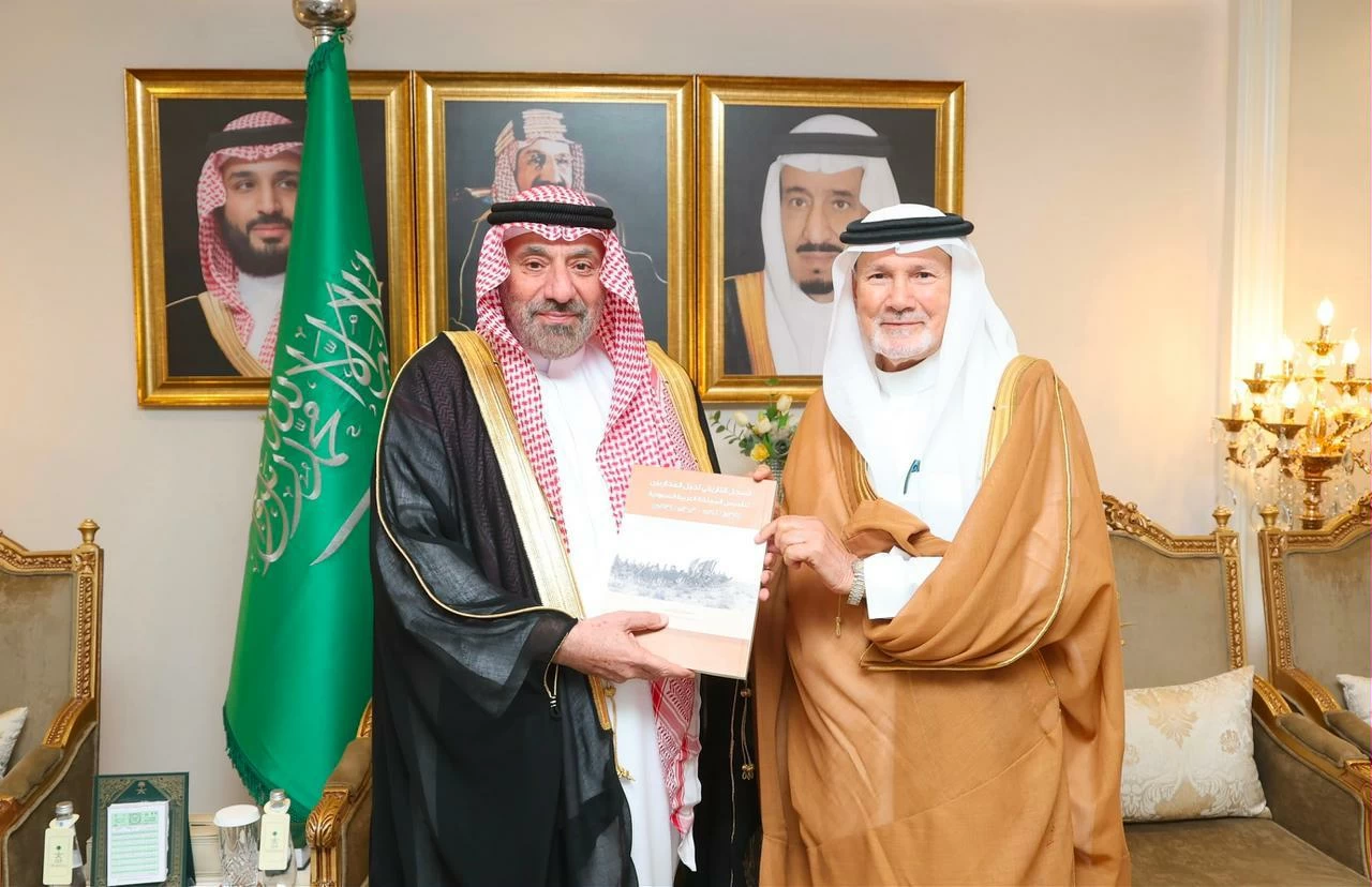 أمير نجران يتسلّم نسخةً من كتاب «السجل التاريخي لجيل المحاربين لتأسيس المملكة العربية السعودية»