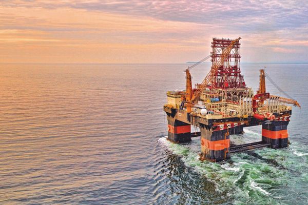 النفط يتراجع بعد موافقة «أوبك+» برفع الإنتاج وانتعاش الصادرات الخليجية