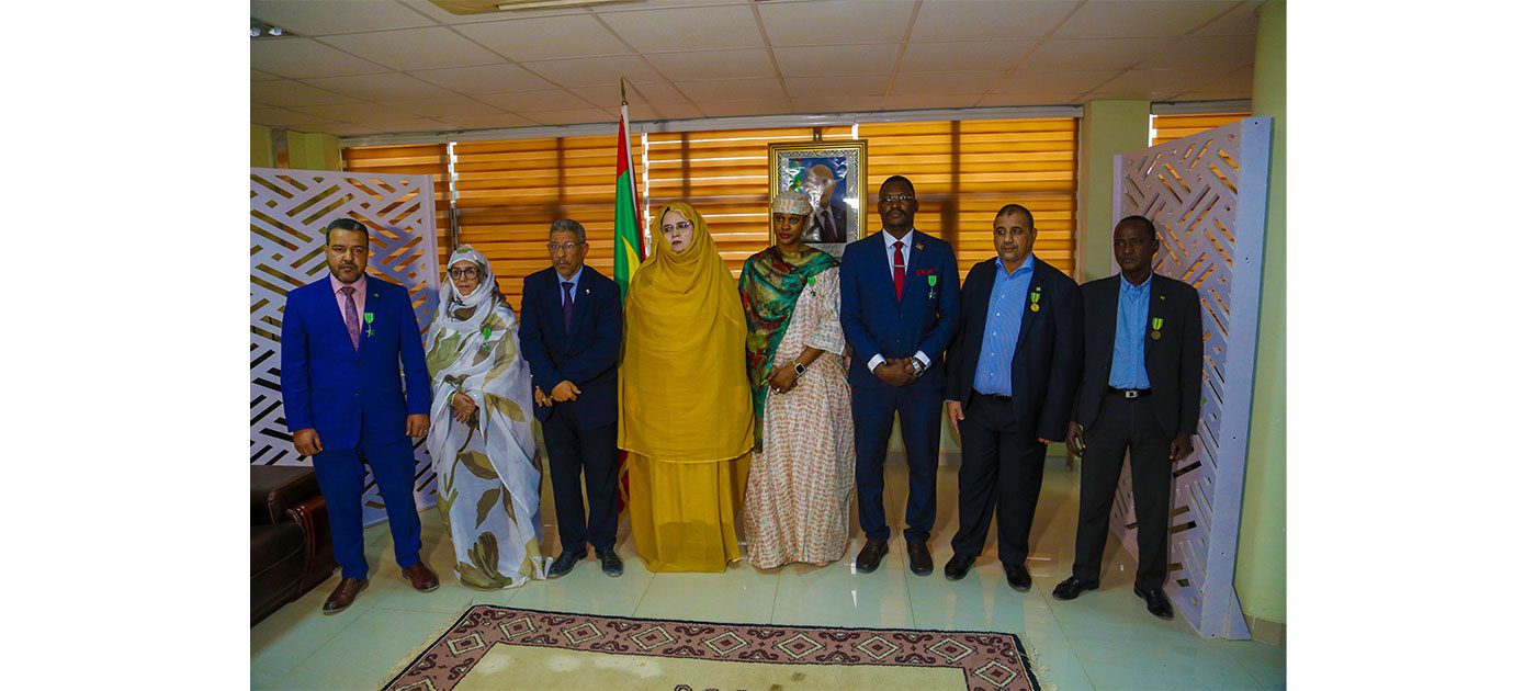 وزيرة التجارة توشح عددا من أطر وعمال القطاع